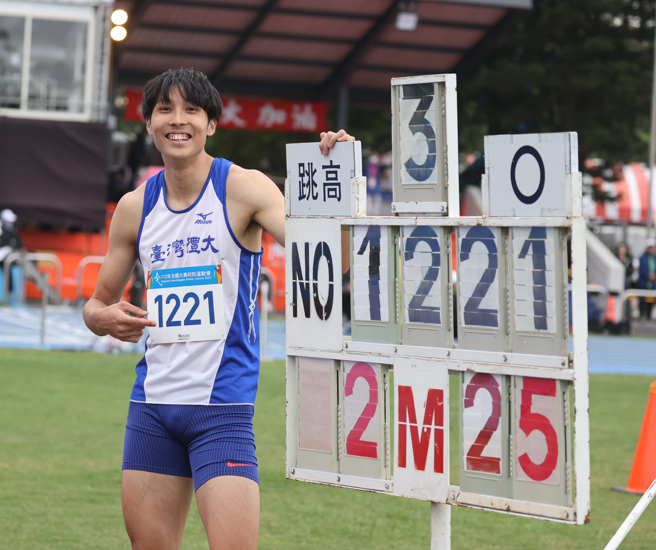 台体大傅兆玄在112全大运田径公开男生组跳高缔造2公尺25新大会纪录。（中原大学提供）