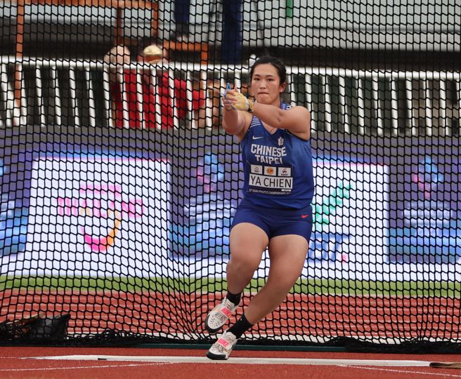 台体大余雅倩摘下112全大运田径公开女生组链球金牌。（中原大学提供）