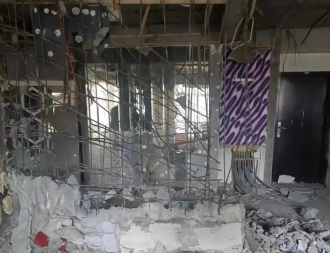 大楼承重墙拆除后，造成多处楼体墻体开裂，全幢240多户居民被迫转移安置。（图／快科技）