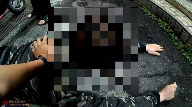 警方将苏男压制上铐。（图／警方提供）