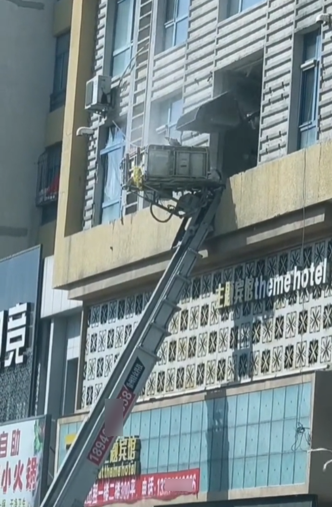 拆墙导致楼体开裂，受影响的住户们希望定价赔偿，涉及240多户业主，总计损失约1.68亿人民币。（图／快科技）