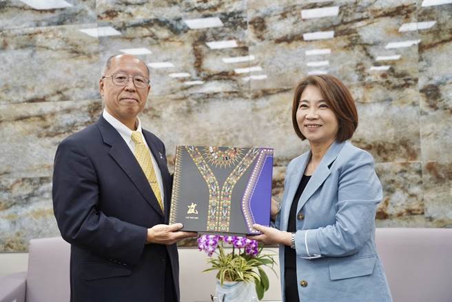 日本台湾交流协会高雄事务所新任所长奥正史9日拜会屏东县长周春米，会中他肯定屏东在经济面的发展。（屏县府提供／谢佳潾屏东传真）