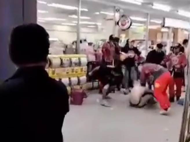 云林县北港妈祖遶境起衝突，游客与轿班人员互殴7人到案。（翻摄自靠北宗教脸书／张朝欣云林传真）