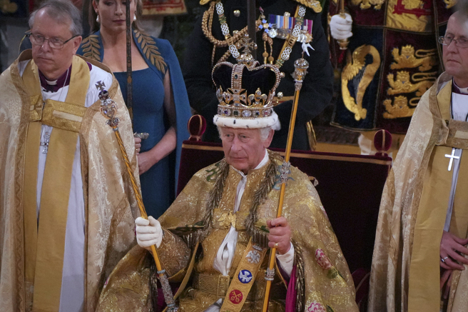 英王查尔斯三世5月6日在伦敦西敏寺加冕，头戴圣爱德华王冠、手持两把权杖。（资料照／美联社）