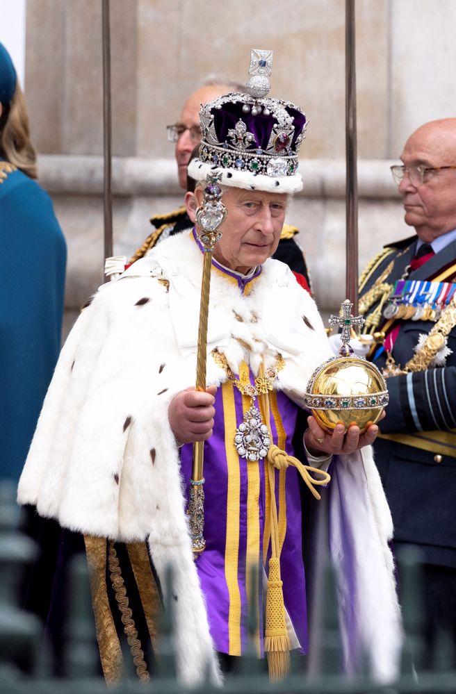 加冕仪式完成后，查尔斯三世换上帝国王冠、手持权杖与宝球露面。（资料照／美联社）