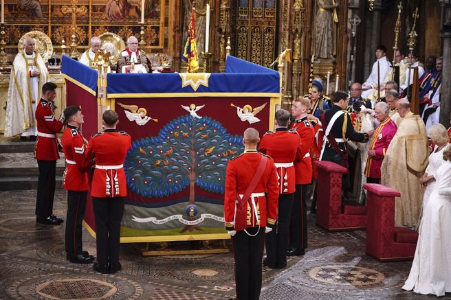 加冕过程之中，唯有「受膏」这个环节以屏风遮蔽。（资料照／美联社）