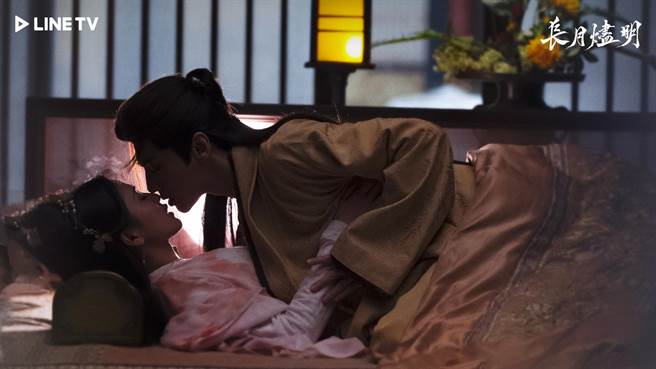 白鹿主动向罗云熙索取「洞房花烛夜」。（LINE TV提供）