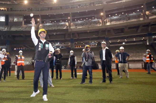 台北市议会教育委员会9日视察大巨蛋，并提出座位顏色吃球以及萤幕过小等缺失，市议员陈宥丞（左）还在球场内测试传接球。（范扬光摄）