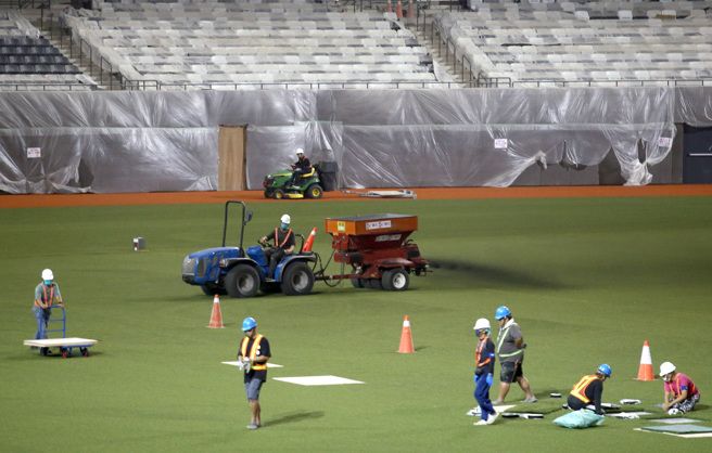 台北市议会教育委员会9日视察大巨蛋，并提出座位顏色吃球以及萤幕过小等缺失，工作人员正在球场内维修人工草皮。（范扬光摄）