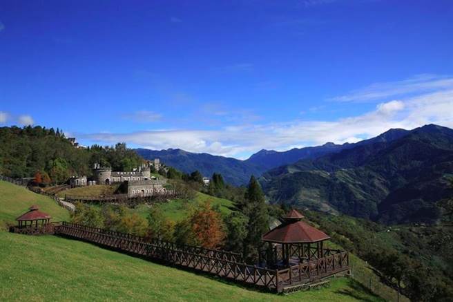 「清境农场一日游」两人同行加赠 KKday 设计野餐垫，每人699元。(清境农场提供)