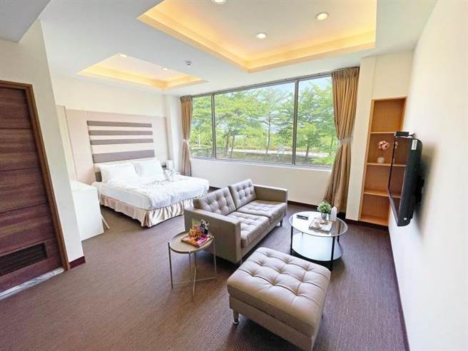 「北投会馆捷之旅」推出一泊一食限时2折优惠，双人房含早餐、路易莎联名抵用券、KKday野餐垫，只要1933元起。(北投会馆捷之旅提供)