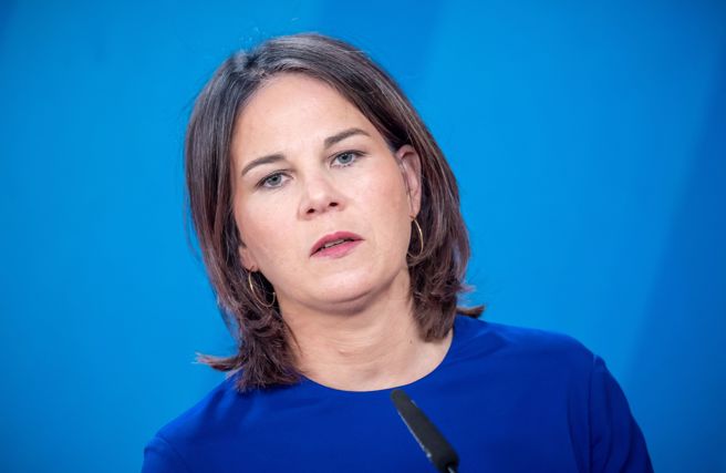 2023年5月9日，德国外交部长贝尔博克与中国大陆外交部长秦刚在德国柏林举行双边会谈后，参加了新闻发布会。（路透社)