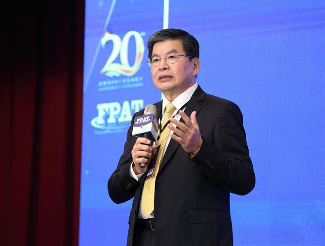 臺湾理财顾问认证协会(FPAT)于9日举办「2023 FPAT 20 周年庆论坛」，探讨未来的投资理财规划趋势，图为协会理事长(国泰金总经理)李长庚，于座谈会上担任主持人。(国泰金提供)