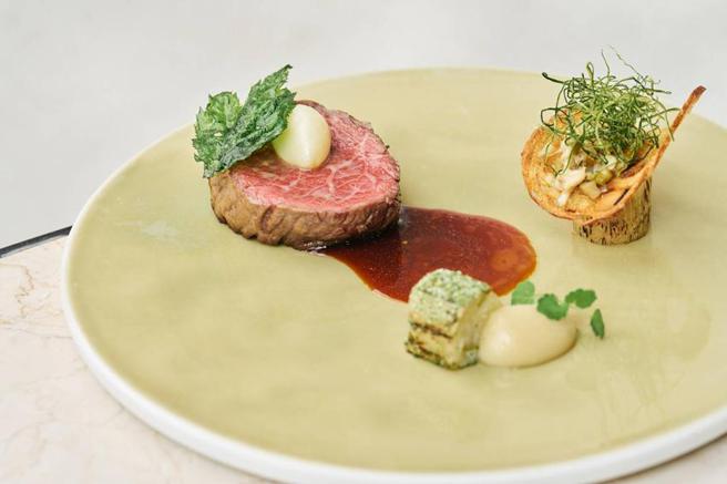 （融合牛菲力、牛骨髓，丰原大葱、烟熏蒜泥的主餐，维持小乐沐一贯的淡雅，色、香、味俱全。图／小乐沐）