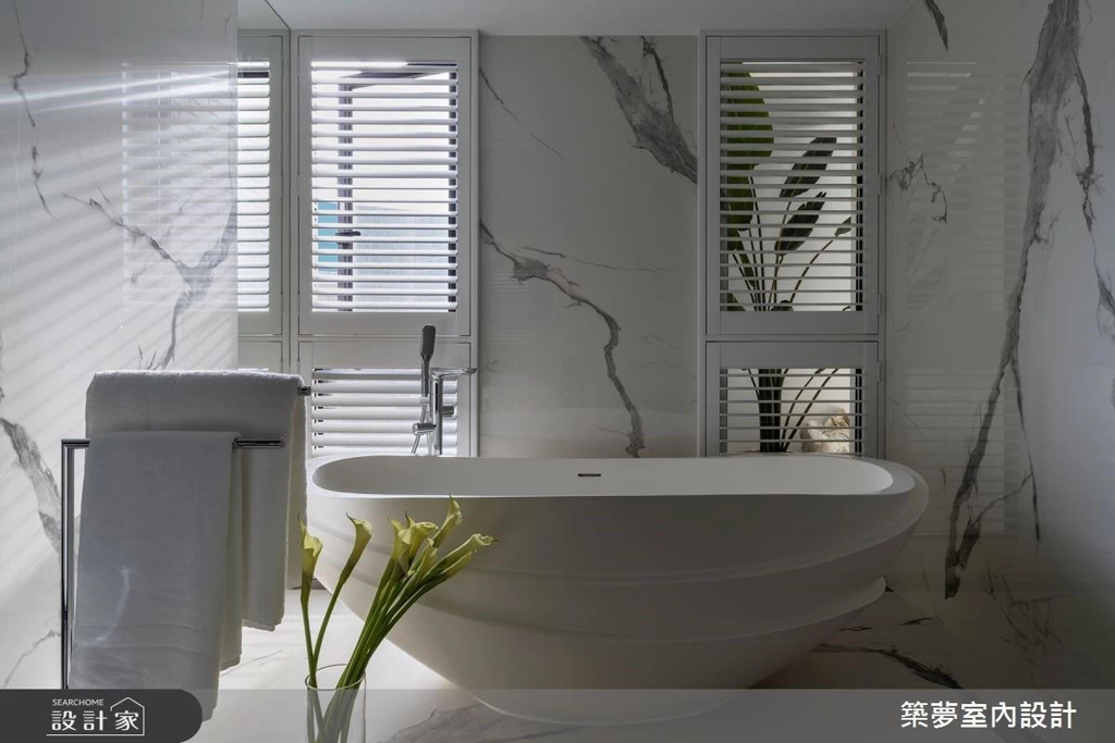 世界知名英國設計師 Kelly Hoppen 所設計的 Serenity 系列浴缸，成為衛浴中優雅的視覺亮點，隨著純白大理石紋的漫延，以及美妙的光影變化，成就令人難以忘懷的美感畫面。(圖/searchome設計家)