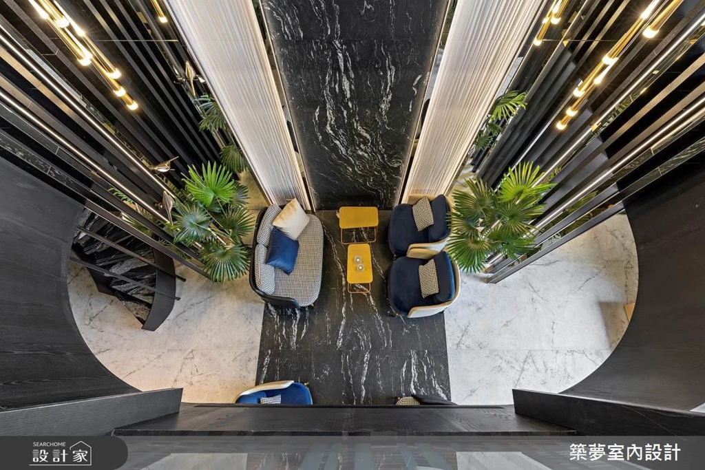 像是走進東京高級飯店的大廳，一樓處為賓客的接待交誼客廳，由二樓處向下俯望形成了趣味性的視角空間。(圖/searchome設計家)