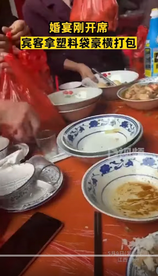 喜宴才進行到一半，數名大媽就拿出大塑膠袋開始打包，掃遍桌上菜餚，讓其他賓客都看傻。(圖／影片截圖)