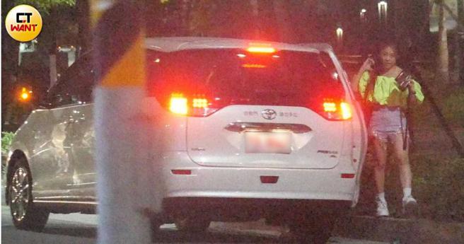 演唱结束后艾薇换掉靴子但着同套服装搭车奔至吴霏家。（图／本刊摄影组）