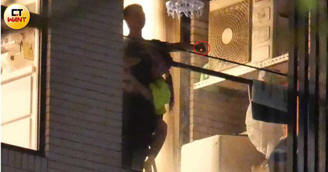 吴霏在阳台上抽菸，艾薇热情地从后方抱住吴霏。（图／本刊摄影组）