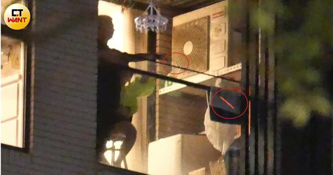 吴霏抽完菸之后随手将菸蒂弹到楼下。（图／本刊摄影组）