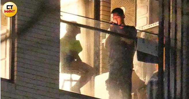 才丢完菸地没多久吴霏又再点一支菸，看来菸瘾不小。（图／本刊摄影组）