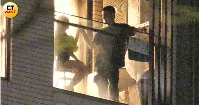 小俩口不知讲到什么十指紧扣显得很开心。（图／本刊摄影组）