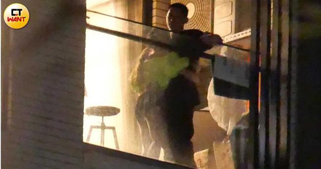 艾薇忽然扑上去熊抱吴霏，肢体接触颇多。（图／本刊摄影组）