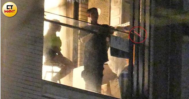 吴霏抽完菸又再度顺手把菸蒂往楼下弹。（图／本刊摄影组）