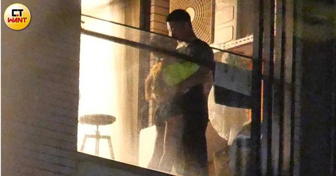 紧紧拥抱的两人顺势激吻起来，看得出爱火正炙。（图／本刊摄影组）