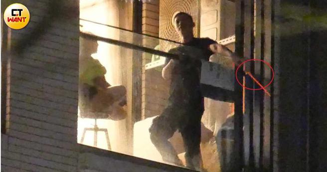 一阵激吻后，吴霏第三次往楼下丢菸蒂。（图／本刊摄影组）