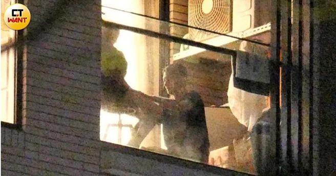 吴霏蹲下来用双手抚摸艾薇大腿。（图／本刊摄影组）