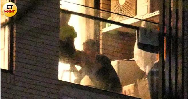 吴霏低头亲吻艾薇大腿，感觉十分温柔。（图／本刊摄影组）