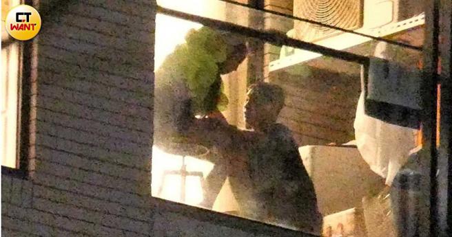 两人动作举止亲密，充满浪漫气氛，令人脸红心跳。（图／本刊摄影组）