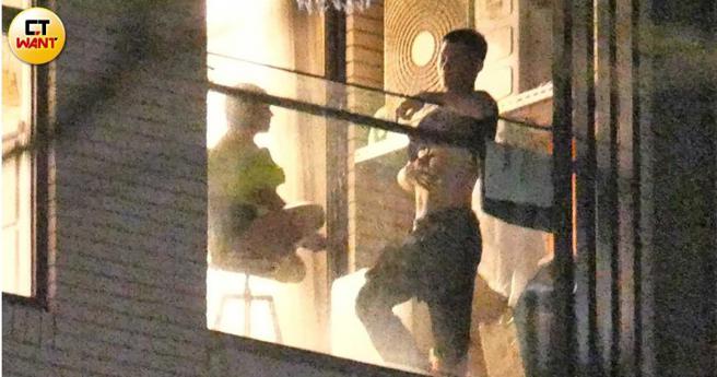 几番浪漫后，吴霏忽然拉起上衣，抚摸自己的腹肌。（图／本刊摄影组）