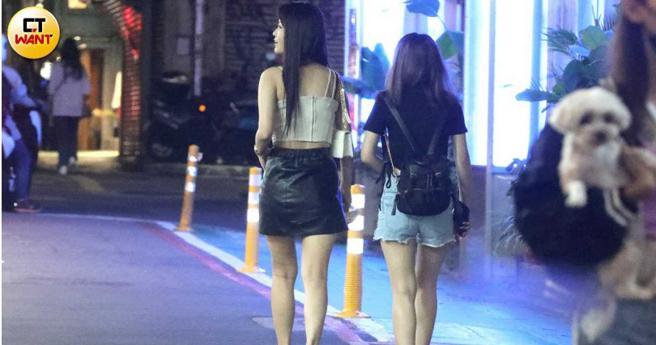 李明珊到东区逛街，一身辣妹服装，神态轻松感觉心情很好。（图／本刊摄影组）