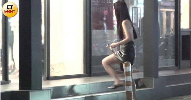 回到店外李明珊直接抽起菸来，抽完就乱丢菸蒂走进店内。（图／本刊摄影组）