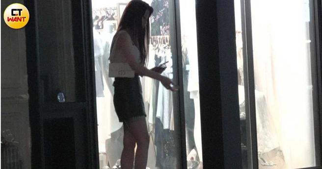 李明珊抽完菸起身，再度随手乱丢菸蒂。（图／本刊摄影组）