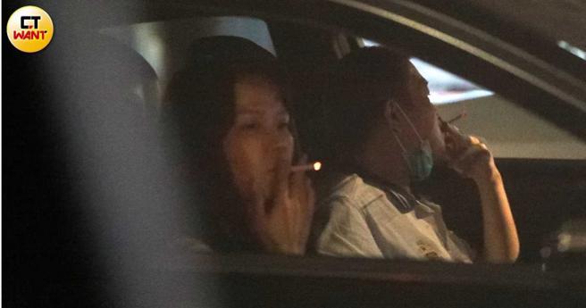 果不其然，搭车准备返家的李明珊，在车上仍要把握时间抽菸。（图／本刊摄影组）