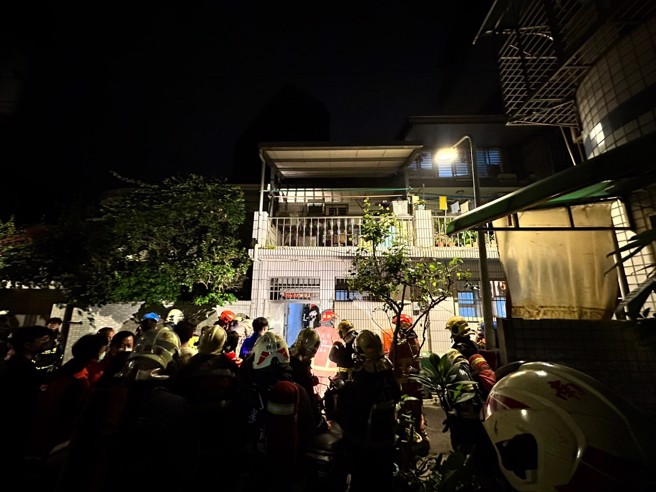 永和公寓凌晨窜大火 ，1住户受困救出已无生命迹象。(戴志扬翻摄)