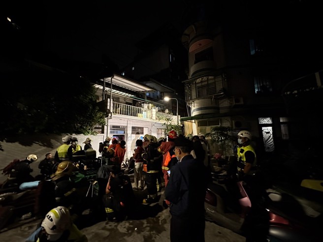 永和公寓凌晨窜大火 ，1住户受困救出已无生命迹象。(戴志扬翻摄)