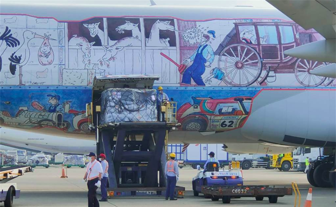 前疫情指挥中心指挥官王必胜表示，永龄基金会早就知道私人无法买疫苗。图为首批BNT疫苗抵台照。（图／记者陈麒全摄影）