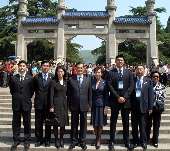 连胜文（右3）与姊姊连惠心（左3）、弟弟连胜武（左1），今（10）日赴大陆西安展开4天祭祖之行；图为2005年4月27日国民党「和平之旅」，连战一家人在国父墨宝「博爱」前合影。（中时资料照）
