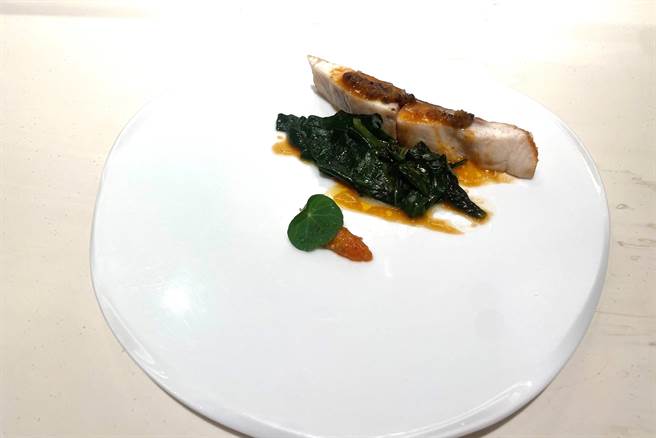 这道「黄金鲳／山菜／海鲜柑橘酱汁」，选自澎湖的黄金鲳，搭配台东原生植物园的「川七」，在餐盘上窥见鲜中带有山林的鱼肉。（冯惠宜摄）