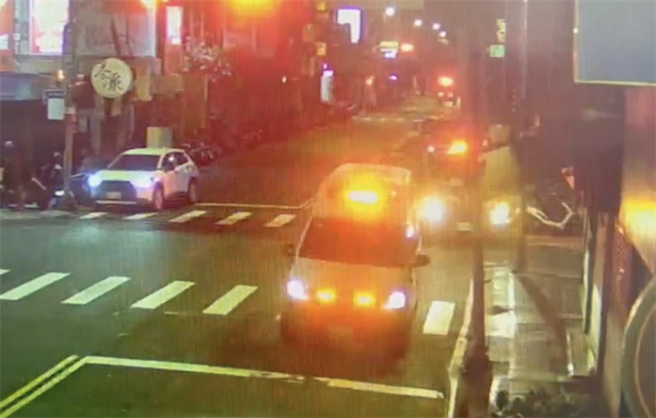 新北市消防局接获通报后立即出动多名人力抢救。（消防局提供）