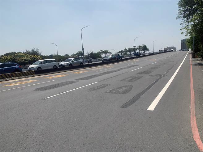 台南市政府交通局重新规画北区、安南区通往台南科工区交通要道观海桥的车道配置。（交通局提供／洪荣志台南传真）