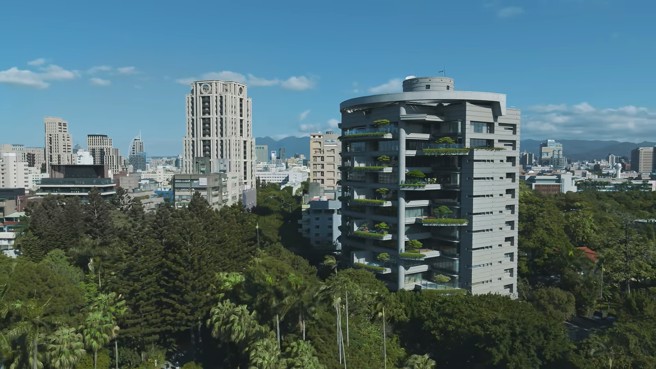 润泰营建事业董事长简沧圳汲取日本职人精神，再加上欧美对建筑的奢华美感，重视建筑与自然环境共生共荣。本图为「松涛苑」成功案例。(图:润泰创新国际提供)