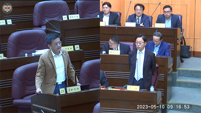 龙潭在地议员刘荧隆感嘆德龙国小废校在地方传来传去，市长张善政澄清是迁建转型，绝非废校。(蔡依珍摄)