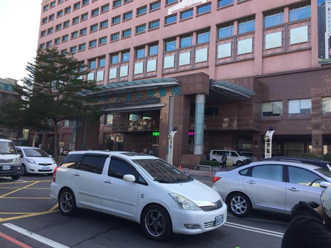 台中一名林姓骑士被酒驾撞上宣告脑死，家属忍痛在大里仁爱医院决定进行器官捐赠，捐出肝臟和肾臟遗爱人间。（冯惠宜摄）