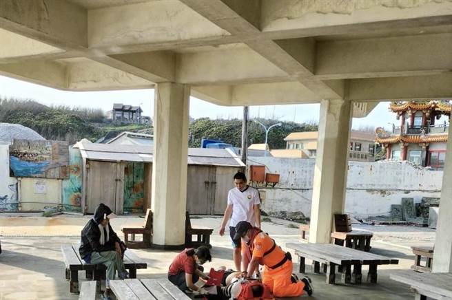 警消、海巡人员及护理师，在桶盘码头轮替为无生命迹象的钓客CPR急救。（澎湖县消防局提供／许逸民澎湖传真）