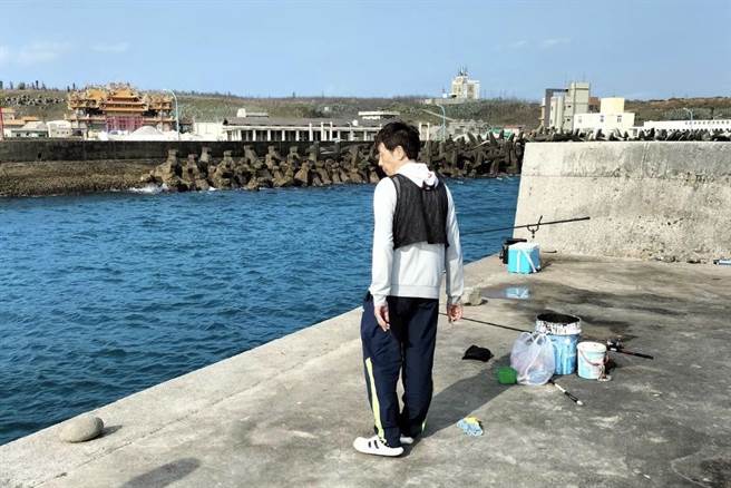 溺水钓客原本就是在此海堤垂钓，却突然身体不适落海。（澎湖县消防局提供／许逸民澎湖传真）